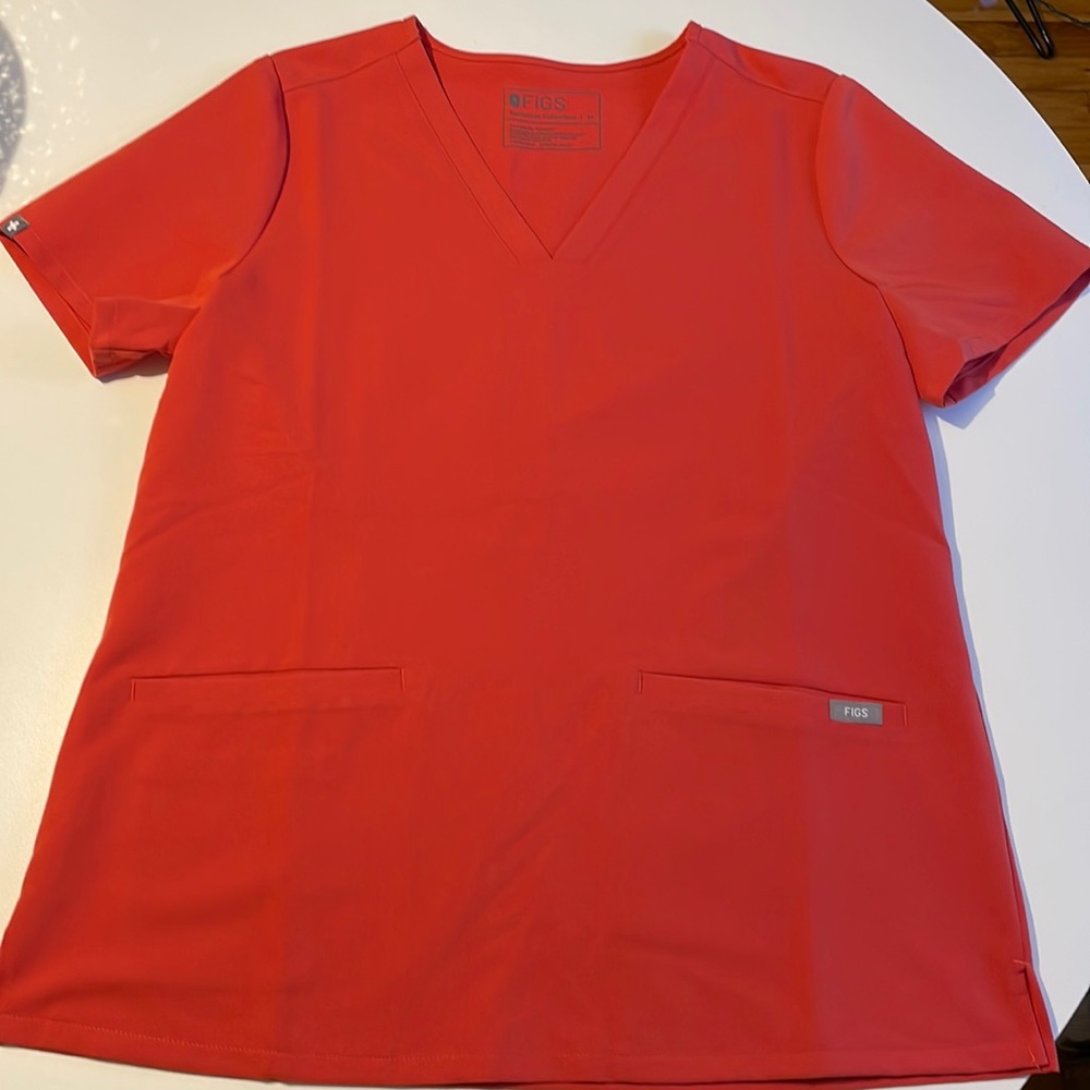 Figs Scrub Top - Casma 3 pocket top from the technical collection